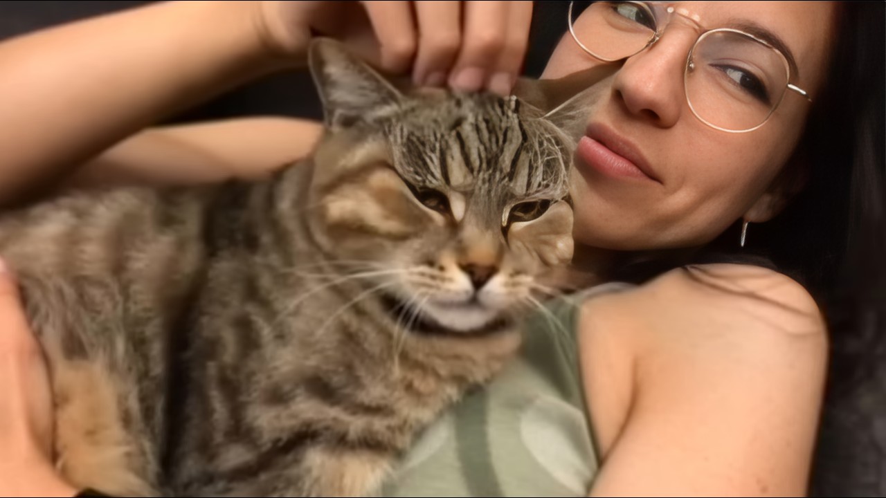 Она взяла кота, которого никто не хотел, — теперь он отказывается покидать её руки.