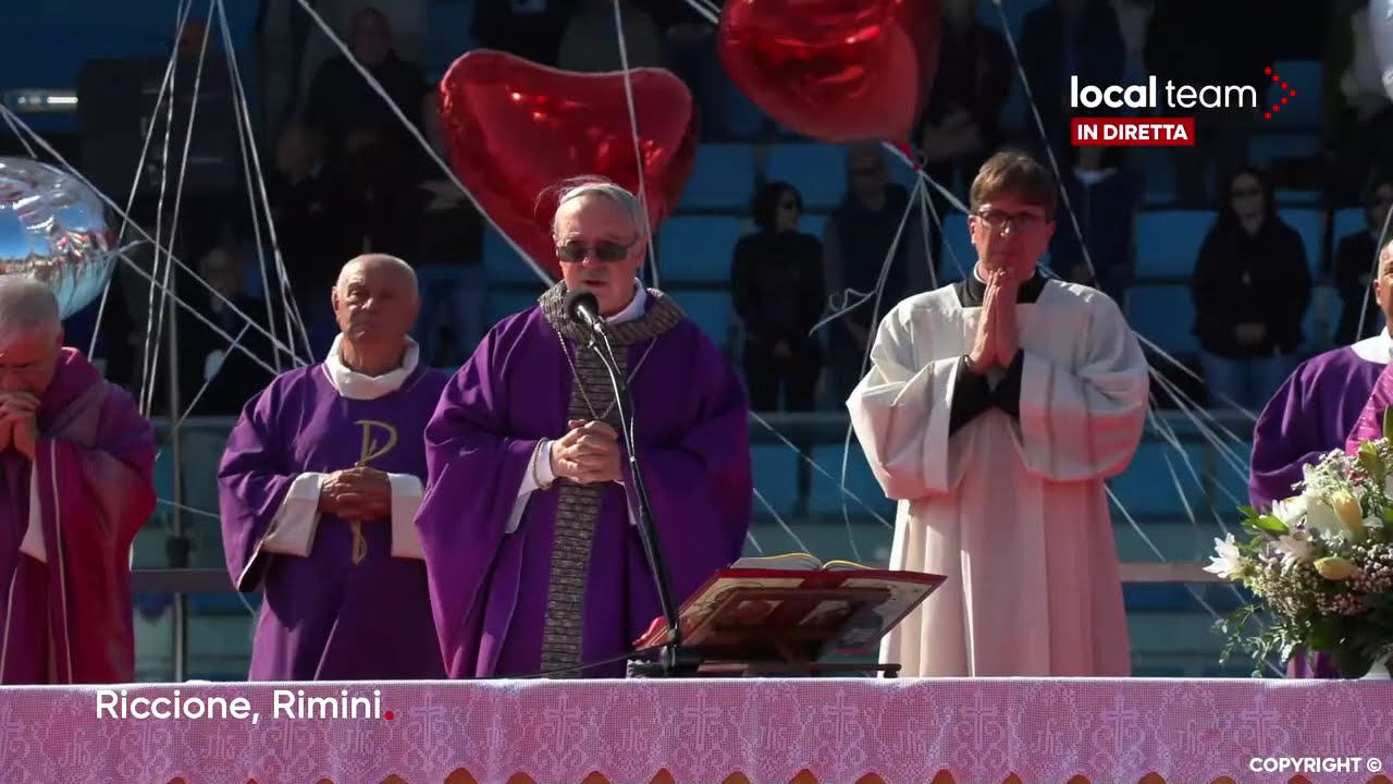LIVE Riccione, in migliaia per i funerali per le vittime dell'incidente sulla A4: diretta video