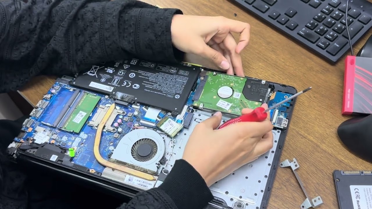 طريقة تركيب وإزالة الرام وتبديل SSD شرح عمليUpgrade | RAM Installation & SSD Replacement