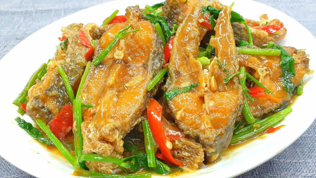 #ปลานิลผัดขึ้นฉ่าย ทอดปลาให้กรอบเหลืองทองได้ง่ายๆ ผัดวิธีนี้ไม่อร่อยให้มันรู้ไป เตรียมเพิ่มข้าวเลยนะ