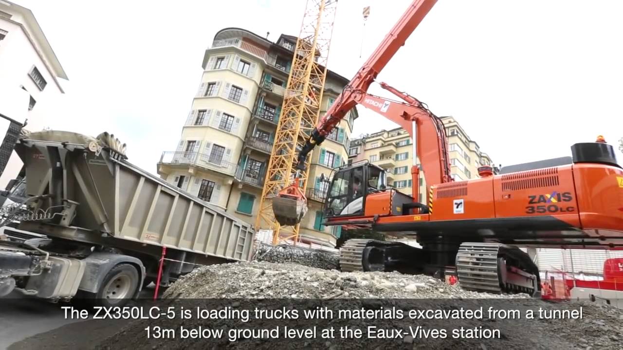 Clamshell telescopic arm on a Hitachi medium excavator
