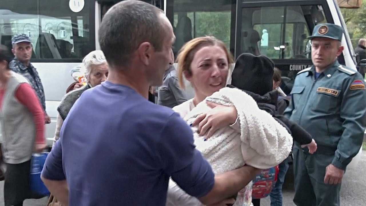 Этнические армяне массово бегут из Нагорного Карабаха