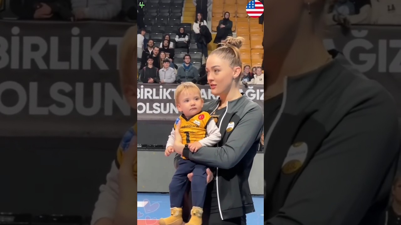 Turkish volleyball player💞Zehra Gunes with cute All crowd see😻#ytshorts #virslshorts #zehragunes #1m