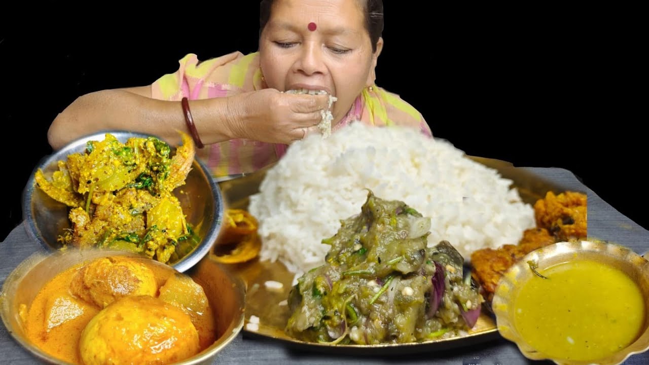 BIGBITES।EATING RICE WITH BEGUN PORA,KUCHO CHINGRIR BORA,AMUDE FRY,DAL,AMUDE MACHER JHAL,DUCK EGG ।।