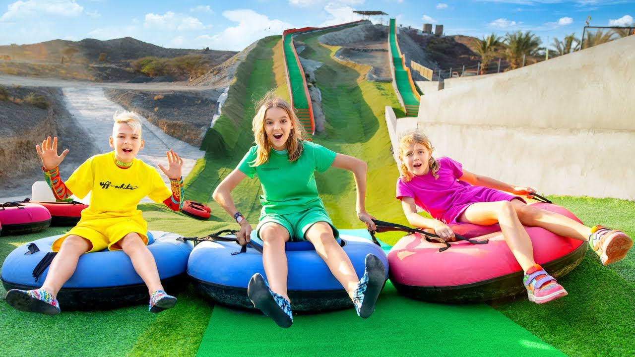 Cinq enfants jouent à des activités de plein air