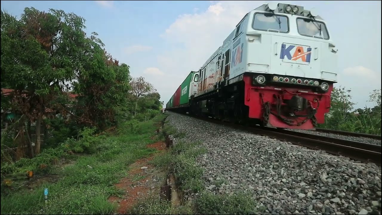 Melihat Kereta Api Dari Dekat, Wow.......Mantap....