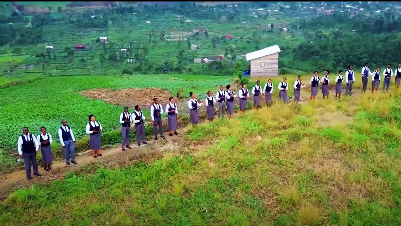Indirimbo zikunzwe cyane mu Rwanda za Uenezaji Gospel Choir Ukwiriye kureba aka kanya.