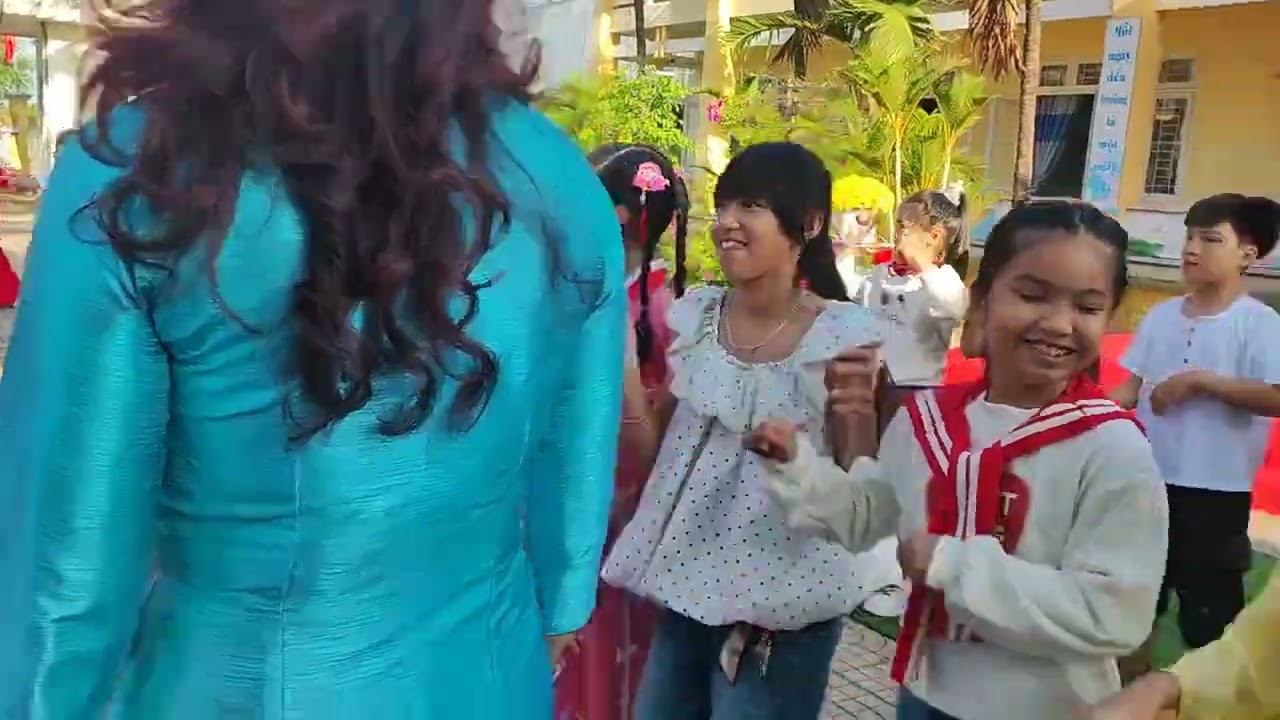 THỜI TRANG SÔI ĐỘNG TOÀN TRƯỜNG