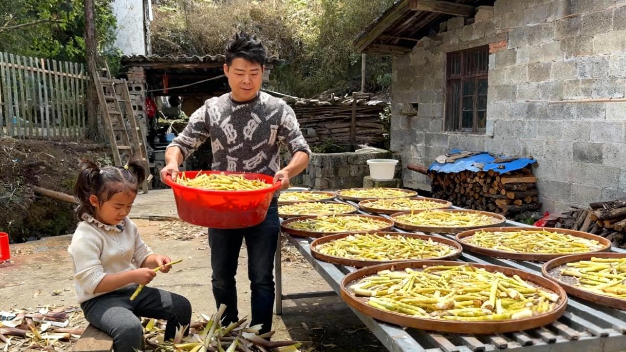单亲爸爸独自带娃，女儿在爸爸旁边帮忙剥笋，非常乖巧！【农村队长】