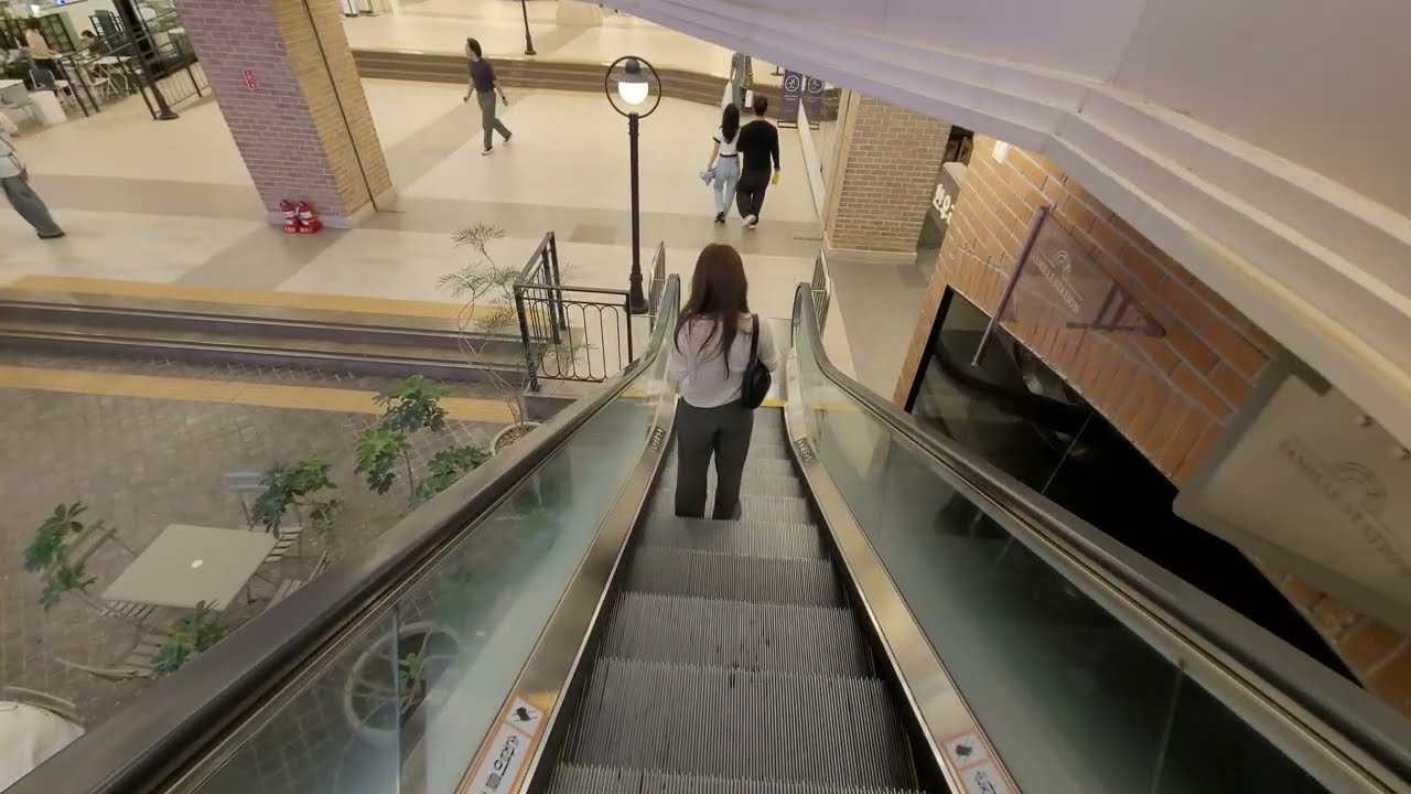 LGIS escalator at Starbucks, Central City Banpo