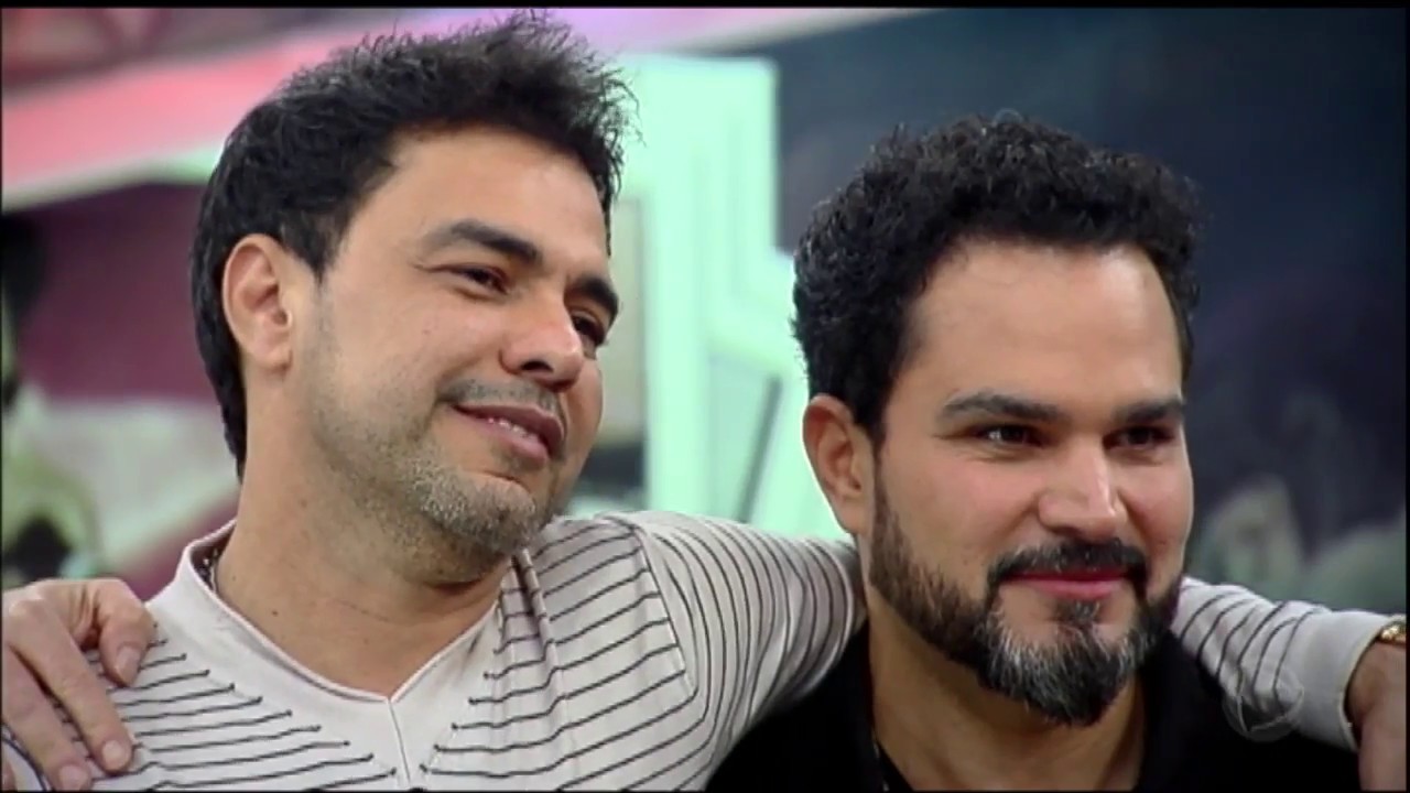 Após ouvir recados dos pais, irmãos Camargo cantam poema de Zezé para a família