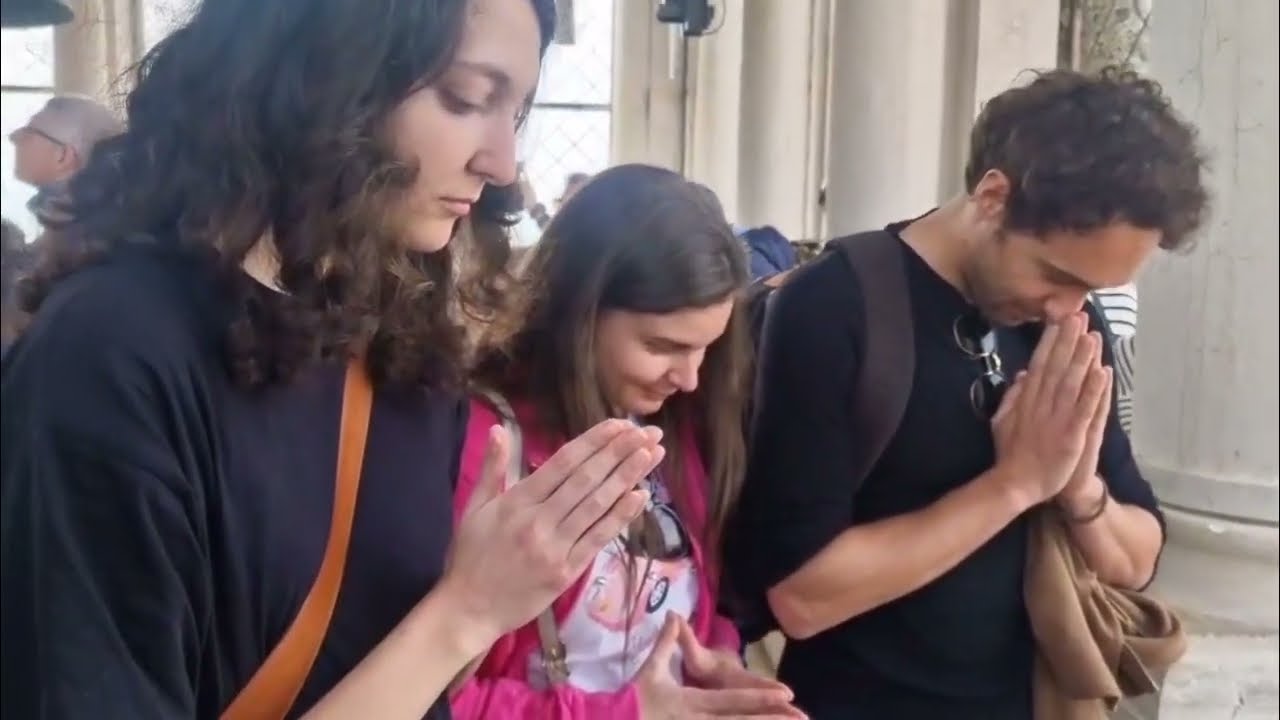 Preghiere e campane a lutto, a San Marco il dolore per la morte di Papa Francesco