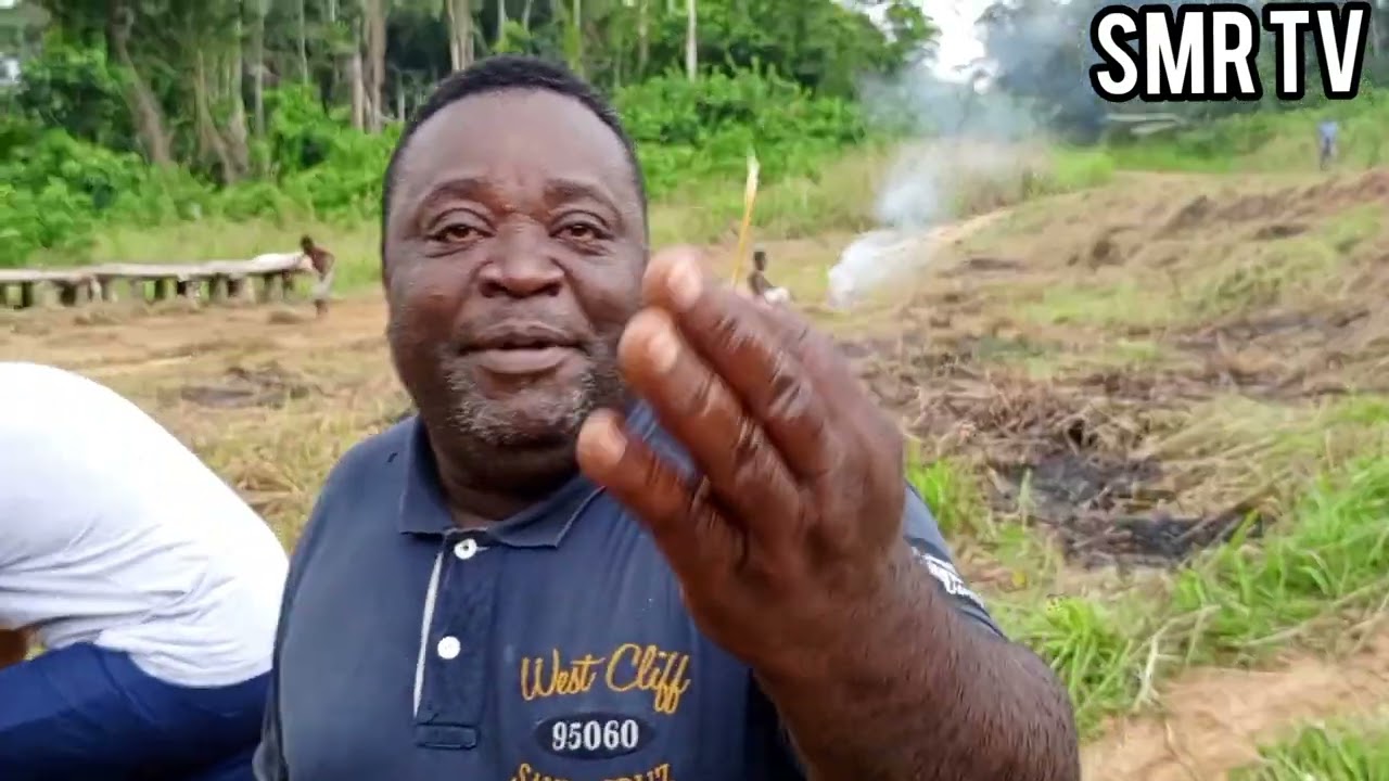 La mythique rivière KOLO (Obori) de Bayi-brikolo (Aboumi). Afrique Gabon Haut-Ogooué. Un bon bain.