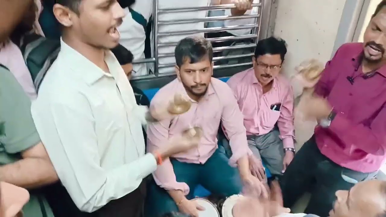 MUMBAI Local Train Bhajan | भजन करी महादेव | Mumbai local train vlog | Varkari | Bhajan| Mumbai Vlog