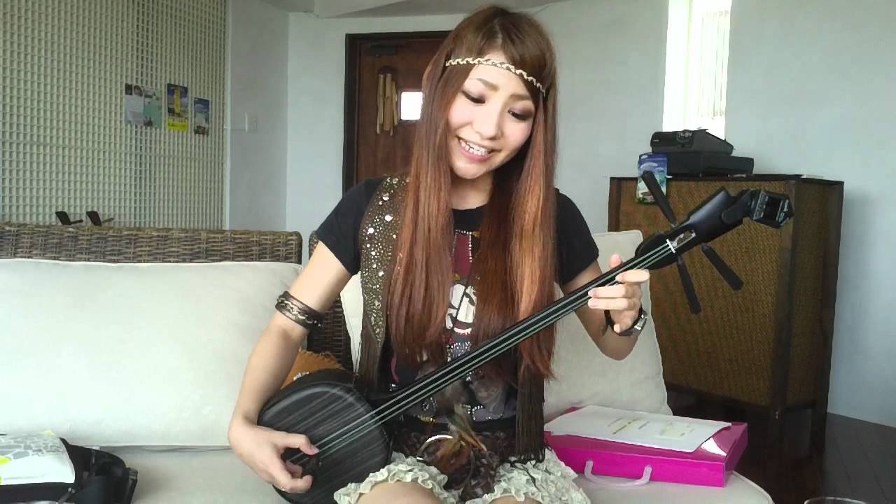 play the sanshin okinawan girl  singer