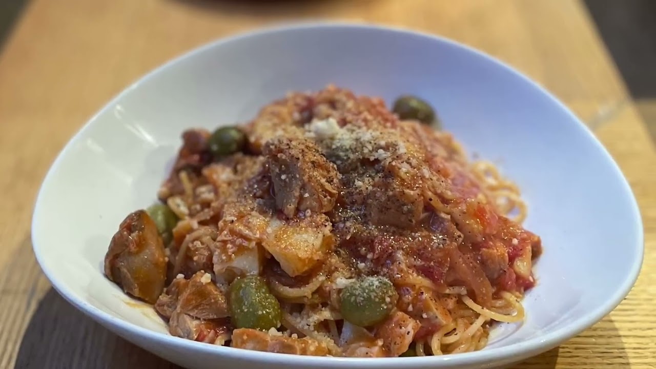 今日のまかない　鶏肉と平目とオリーブのトマトソーススパゲティ
