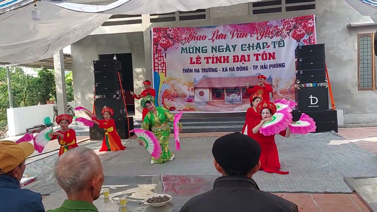 Clb chèo Hương sen múa  cô đoi thuong ngàn 