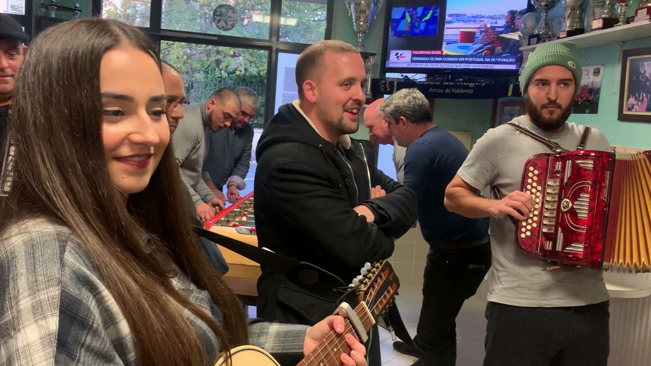 Linda chula cantada na sede de Nanterre