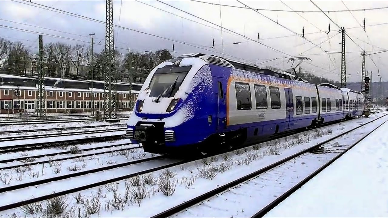 Züge fahren (+ stehen ) im wintertichen Hauptbahnhof Kassel 