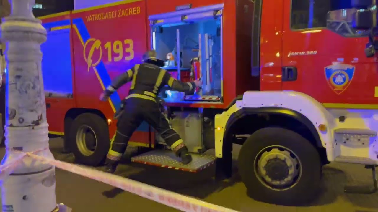 Vatrogasci gase požar na zgradi Gradske štedionice
