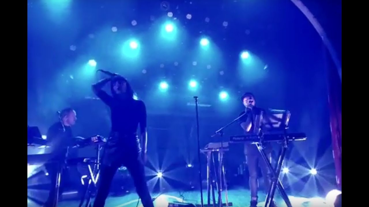 Chvrches - Leave A Trace - Live Circus HalliGalli