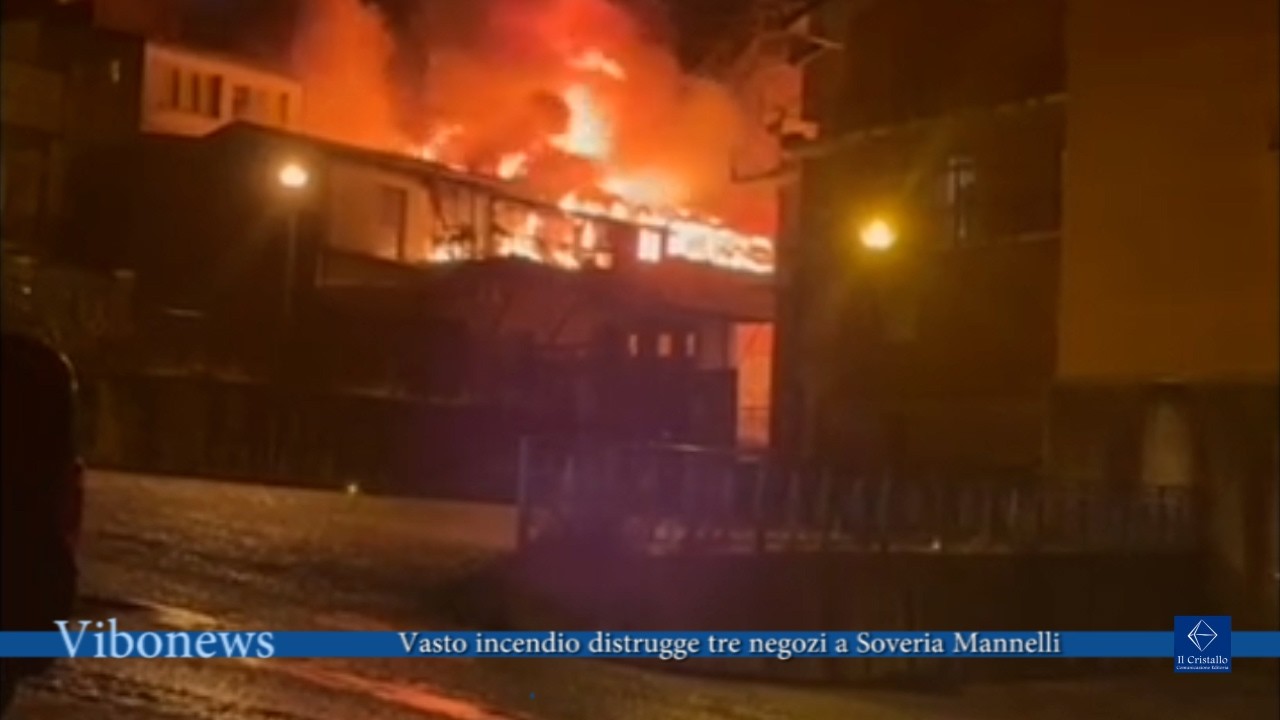 Vasto incendio distrugge tre negozi a Soveria Mannelli