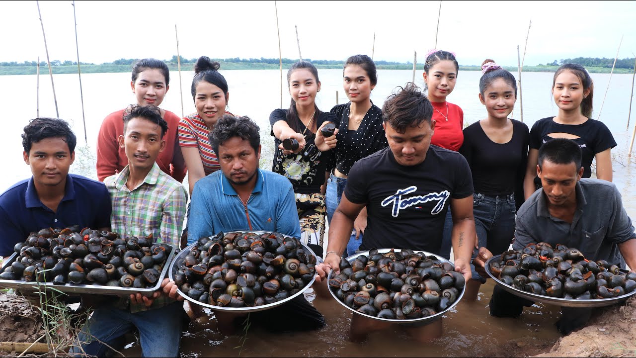 Amazing cooking 50kg snails curry in my village - Amazing video