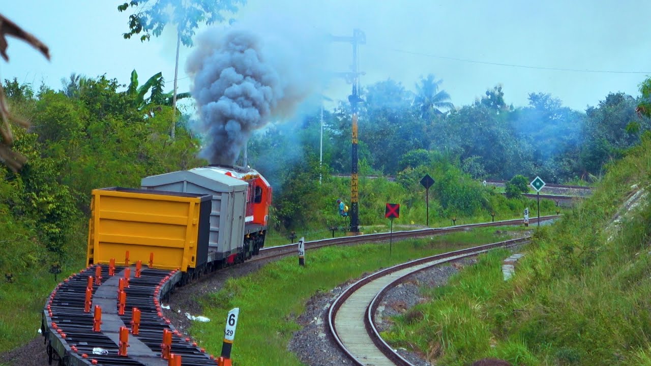 Langsir Kereta Babaranjang. Gerbong Datar Siap Digunakan.