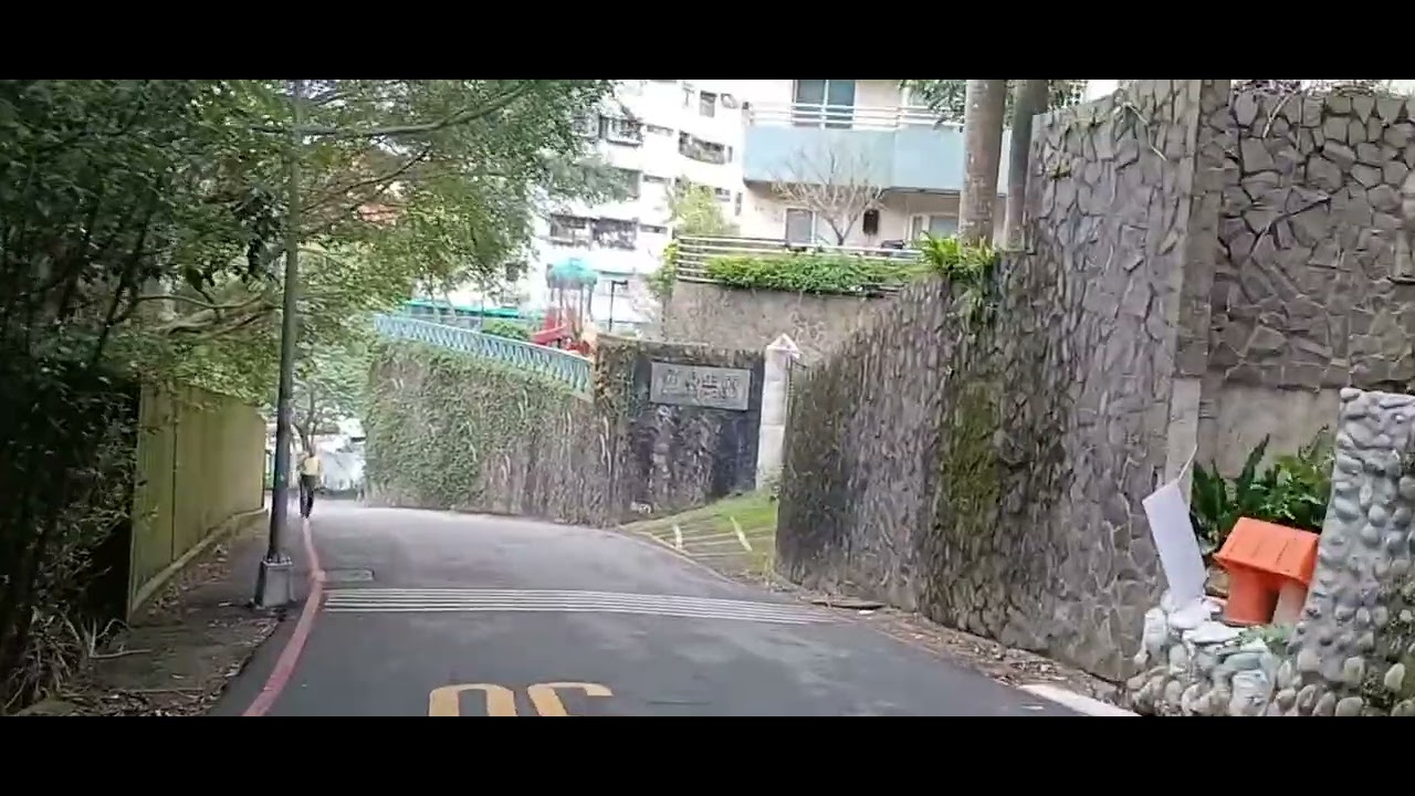 Suasana di belakang gedung apartment @jinlongtemple #neihujinlong 