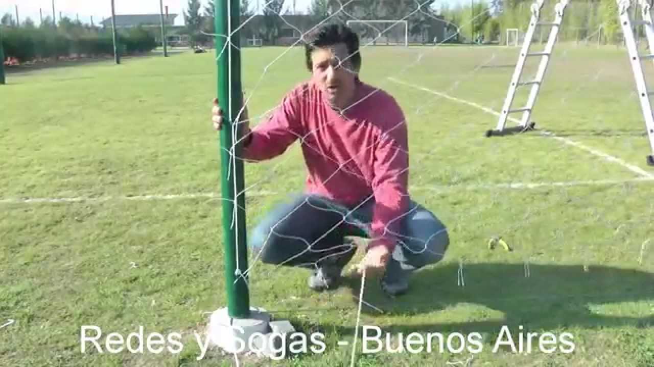 Instalacion de red para contencion de pelotas en una cancha de futbol