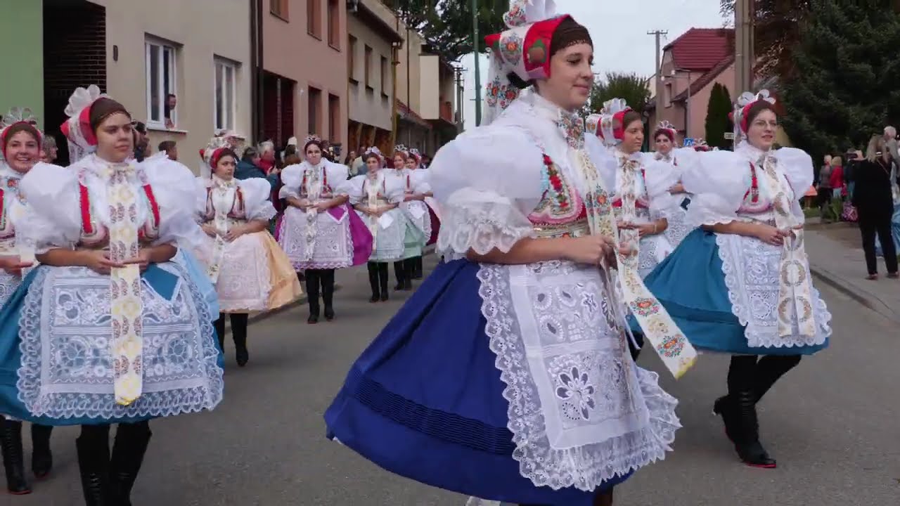 DOLNÍ BOJANOVICE-VÁCLAVSKÉ nedělní HODY(průvod vychází za tónů dechové hudby Legrúti na další trasu)