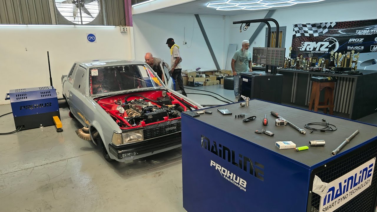 Пабло использует динамометрический стенд Prohub, и мы обсуждаем настройку оборудования в RMZ.