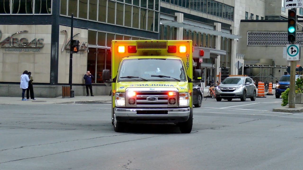 MONTREAL AMBULANCES AND PARAMEDICS RESPONDING DOWNTOWN / URGENCES-SANTÉ / EMS / 30X / 20231021