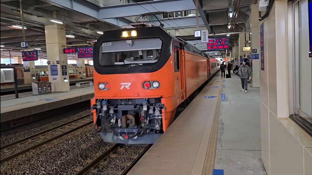 175次花蓮發車開往潮州的E500型鳴日色金光牌雙電力機車頭E538+十二節PP車廂+E537推拉式PP自強號，和521次七堵開往潮州的E500型鳴日色金光牌E516單電力機車頭+八節新式自動門莒光號