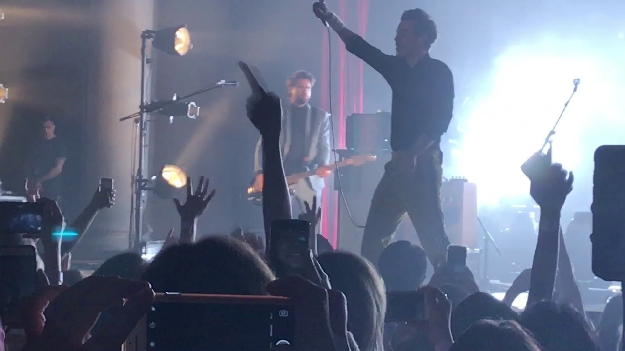 Harry Styles - Story Of My Life live (yes it’s the one where everyone hear “I miss you