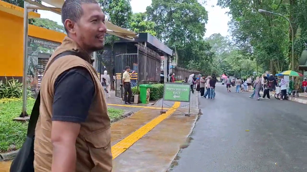 Halaman parkir Ragunan
