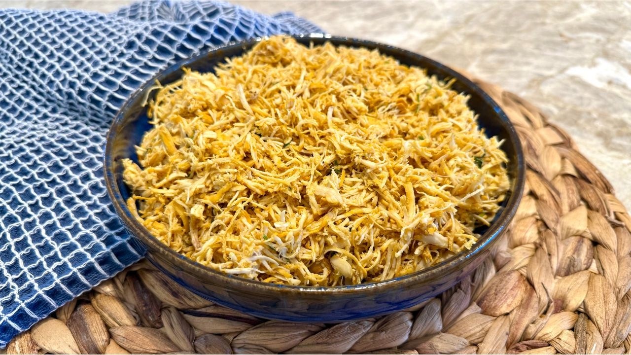 Receita de FRANGO DESFIADO NA PANELA DE PRESS&Atilde;O bem temperado e macio!