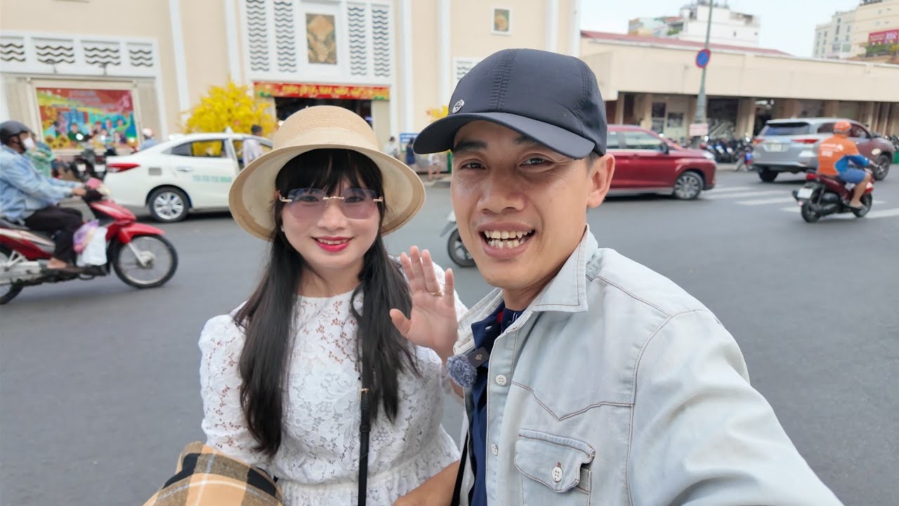 Lần Đầu Đi Chợ Bến Thành Về Nấu Cơm Tối Cua Lột Chiên Giòn Tan Ăn Cùng Chú Raymond