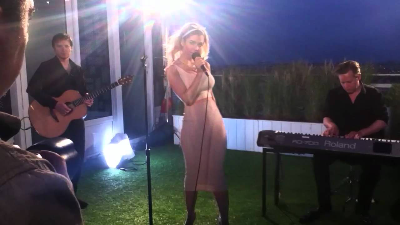 Marina And The Diamonds Performs 