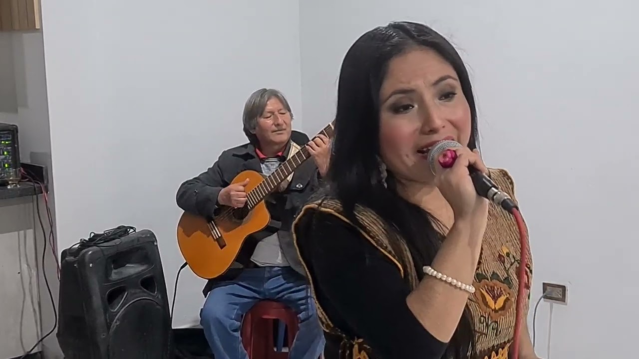 "MIX DE HUAYNOS HUANCAINOS" interpretado por Yesenia Alanya con la guitarra de Silverio Andrade