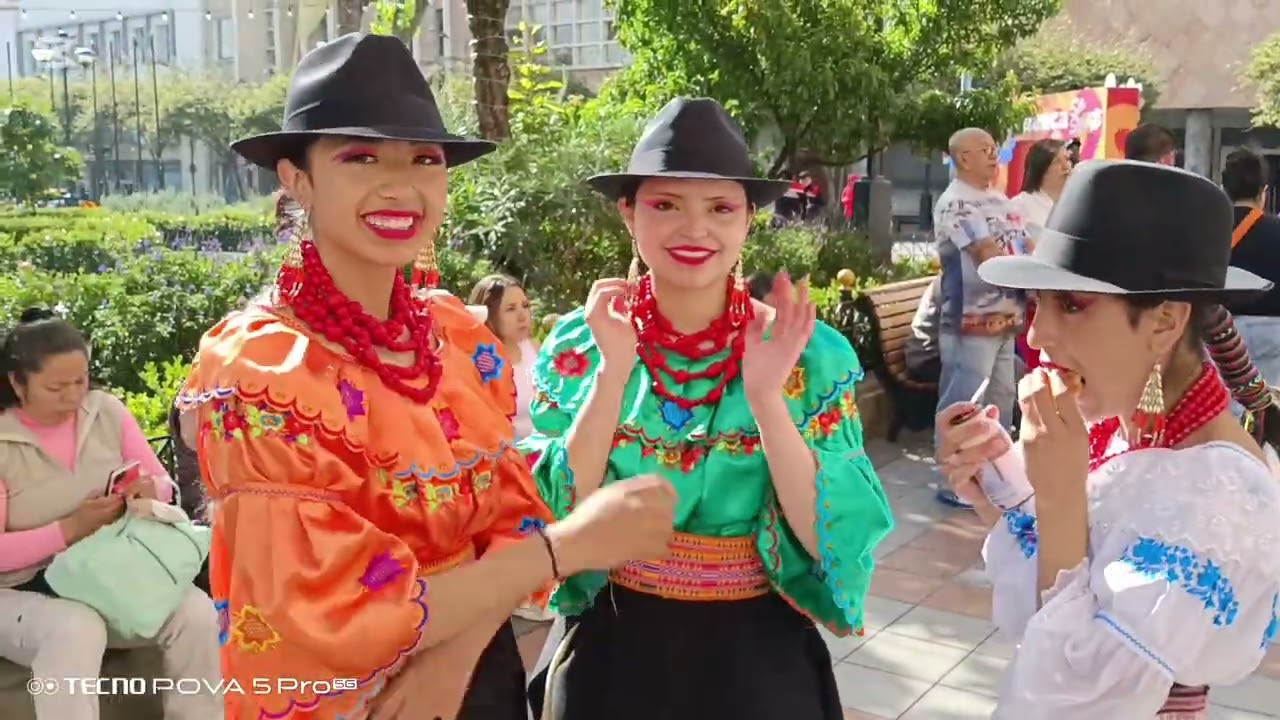 CUENCA ECUADOR FRENTE A LA CATEDRAL ALISTANDO PARA LA PROSECION CONEL NIÑO VIAJERO 🎄