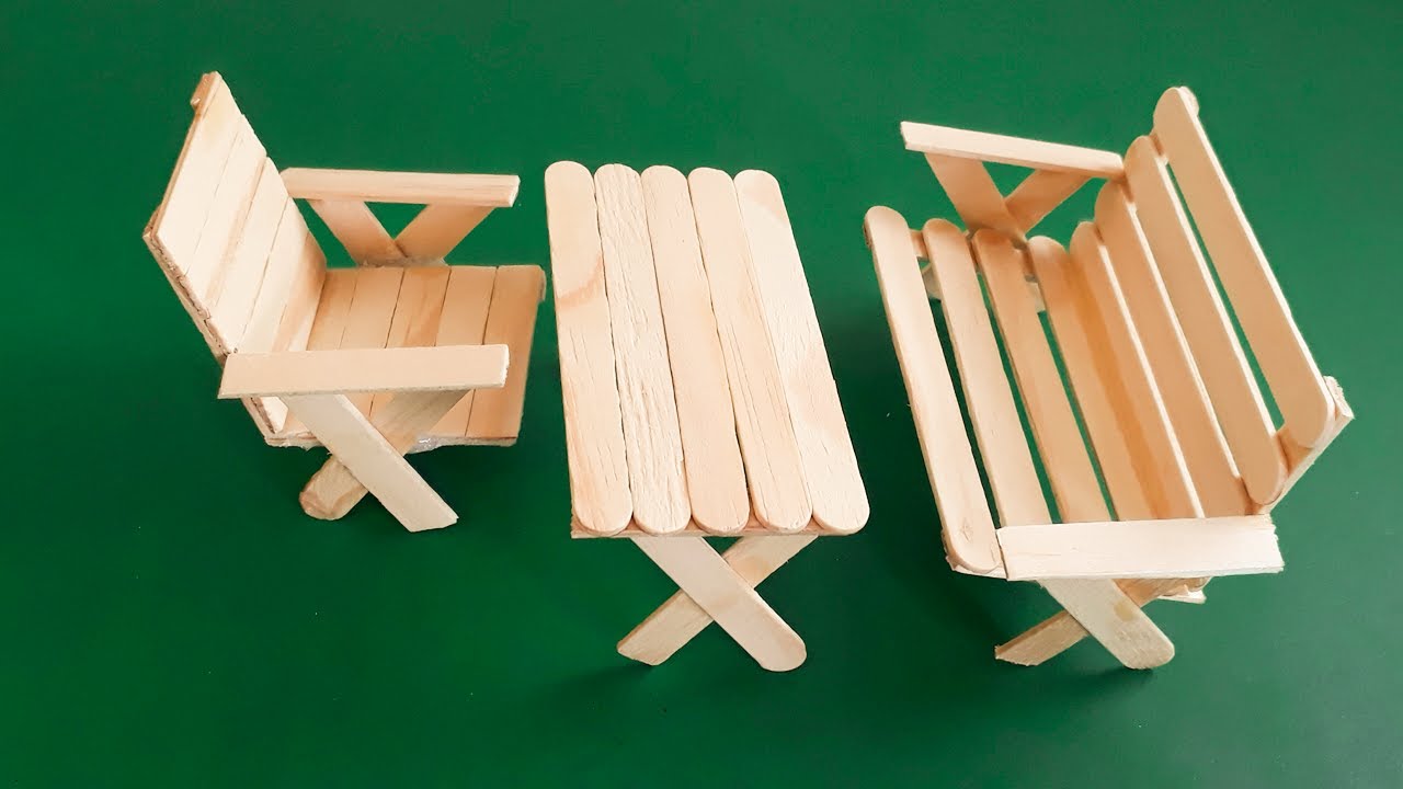 DIY - Como fazer mesas e cadeiras em miniatura com palitos de picolé