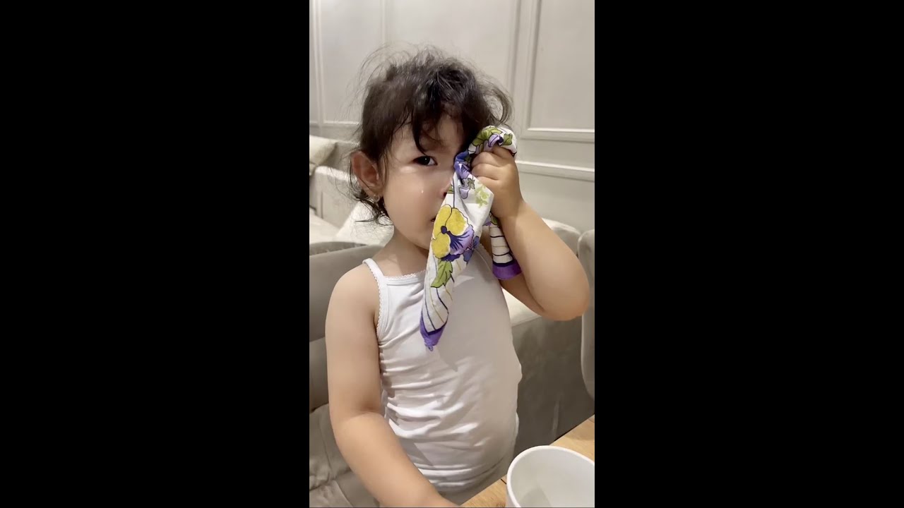 今天莉娜哭的很伤心，眼泪鼻涕都出来了还不忘向姥爷告状！