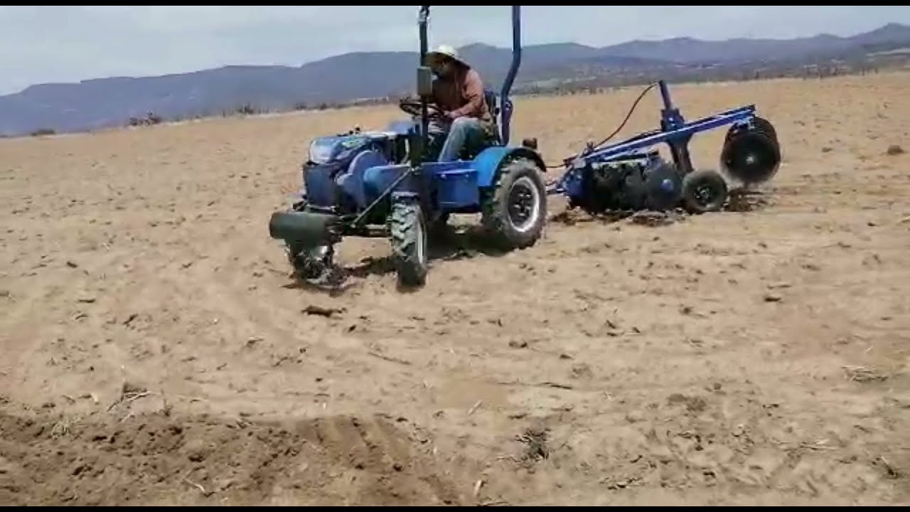 Tractor Ligero Mekatech y Rastra de tiro.