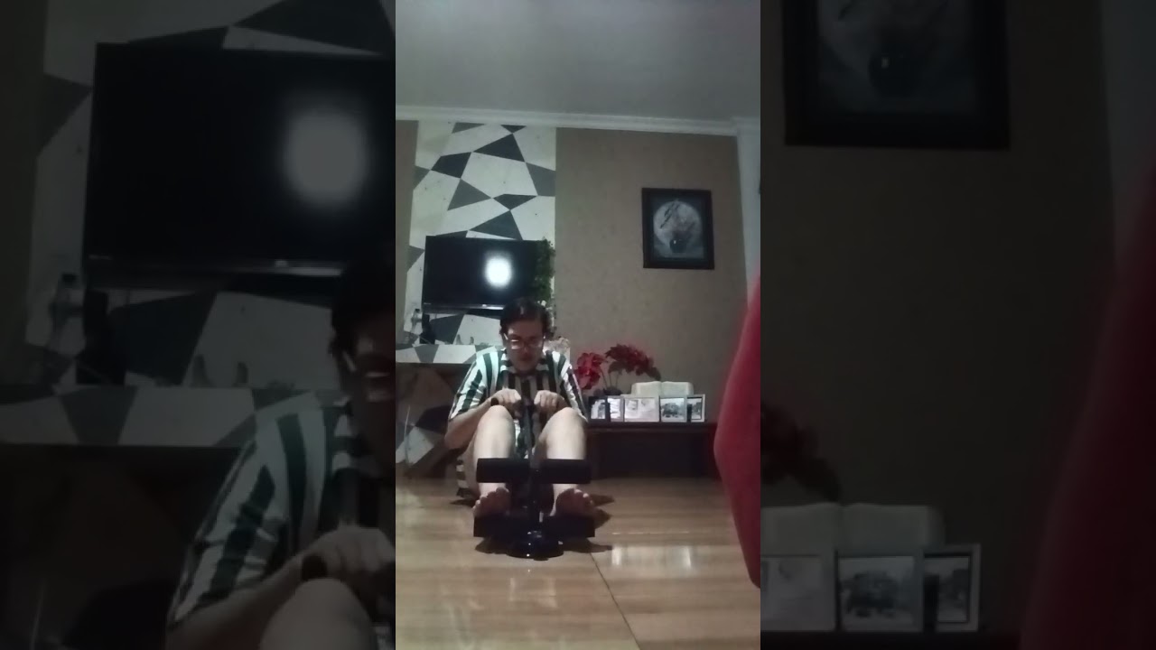 Eu estou na casa da minha avó fazendo exercício na sala