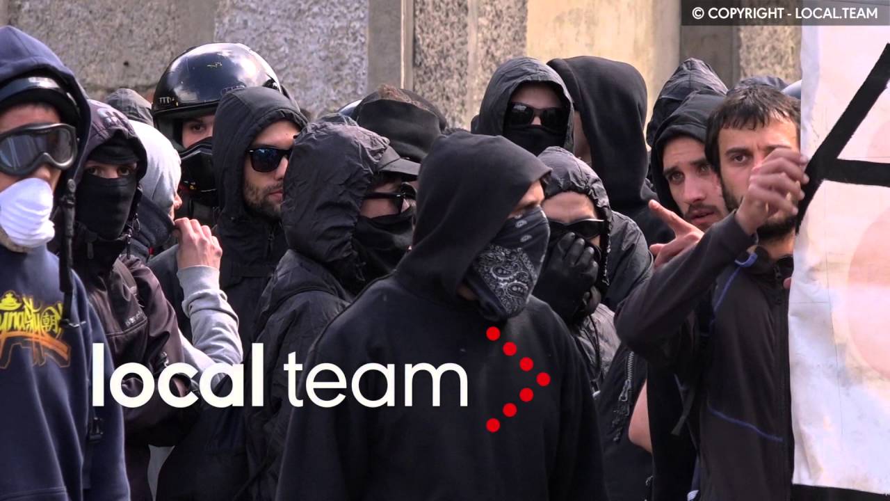 L'arrivo alla stazione del Brennero dei black bloc e le aggressioni alla stampa