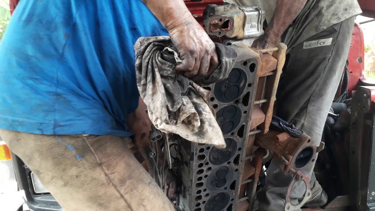 Tirando o cabeçote pra troca os anéis de seguimentos motor OM 352 caminhão 1313 parte 4