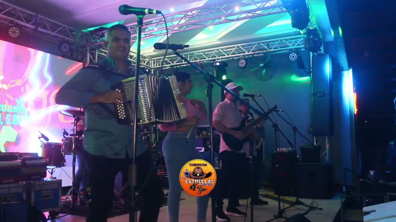 LA VIDA ES UN RATITO EN VIVO JHONATHAN CHÁVEZ Y LOS TRIUNFADORES EN EL TURICENTRO TRES ESTRELLAS