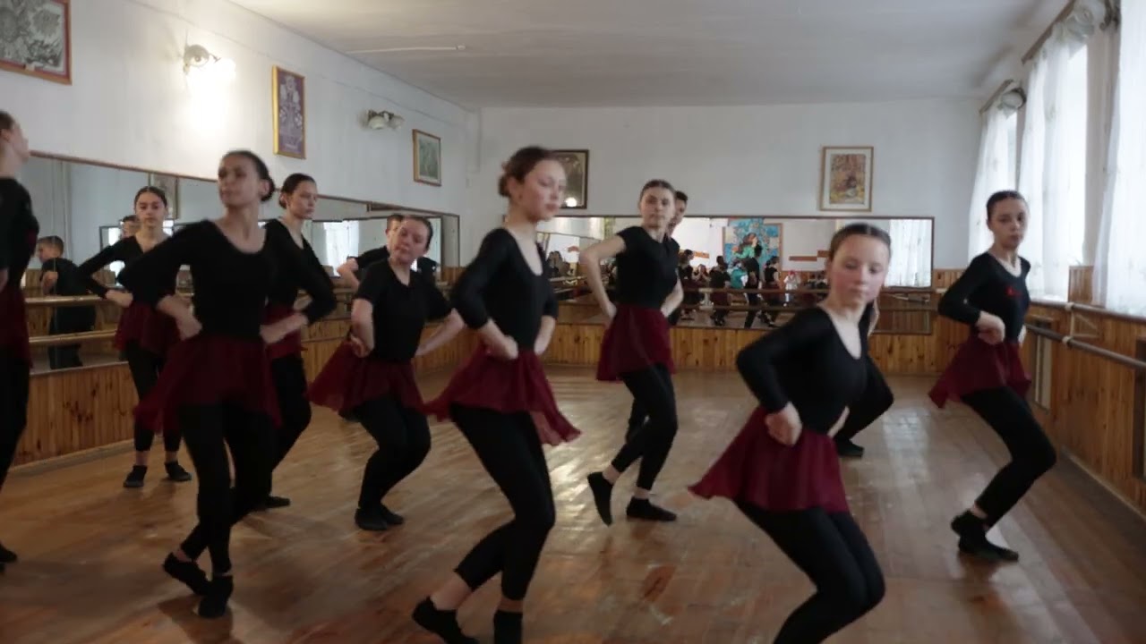 Екзамен з народного танцю зразкового ансамблю 