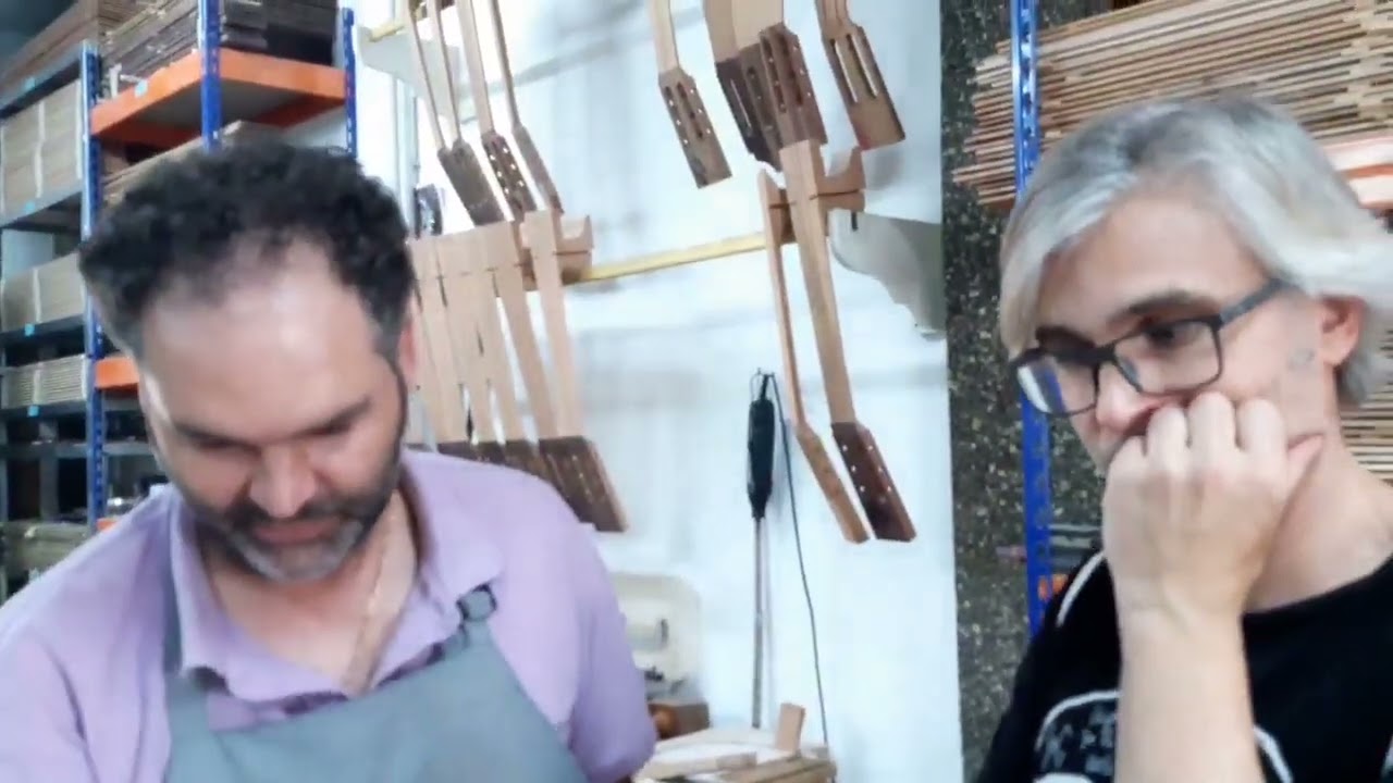 Profundiza Ukelele Radio Visita a Guitarras De la Rosa